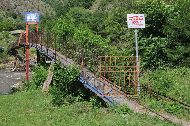НАБУЈАЛИ ИБАР ТЕШКО ОШТЕТИО МОСТ: Ћуприја потпуно затворена (Фото)