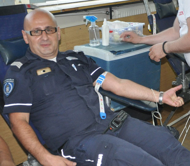 СОЛИДАРНИ ПОЛИЦАЈЦИ: Акција добровољног давалаштва крви у ПУ Краљево