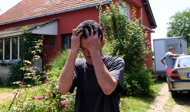 НЕУТЕШНИ ОТАЦ ДОЗИВА МРТВУ ЋЕРКУ И МОЛИ СЕ ЗА СИНА: Унука остаде без мајке, уместо да размишљамо о слављу, ми спремамо сахрану