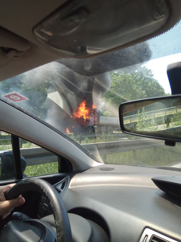 ИЗГОРЕО КАМИОН НА АУТО-ПУТУ: Дугачке колоне од аеродрома ка Бежанијској коси (ФОТО)