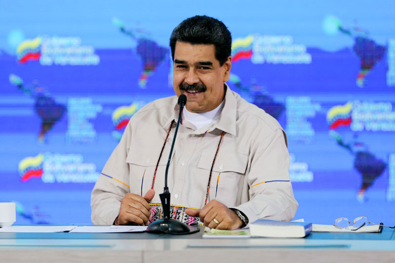 У ЗНАК ЗАХВАЛНОСТИ: Мадуро поклонио гитару Роџеру Вотерсу због критика америчких санкција (ВИДЕО)
