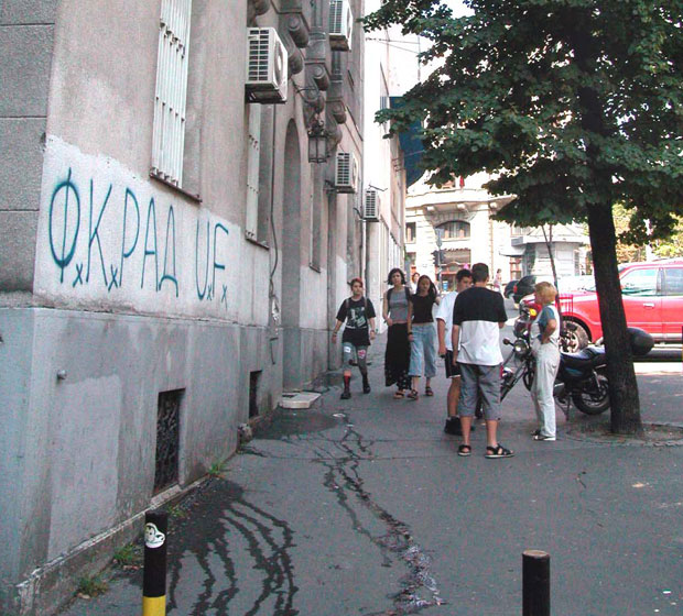 АПАРАТИ ЗА РАСХЛАЂИВАЊЕ СМЕТАЈУ НА УЛИЦИ: Климе цуре без казне