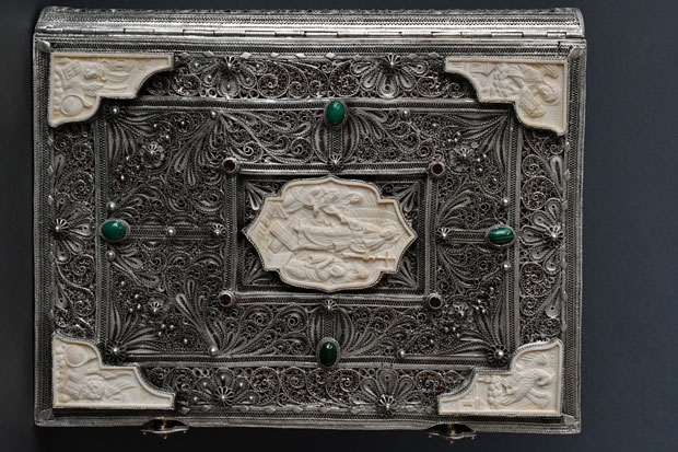 ПОГЛЕД ИСКОСА: Сакрализација предмета