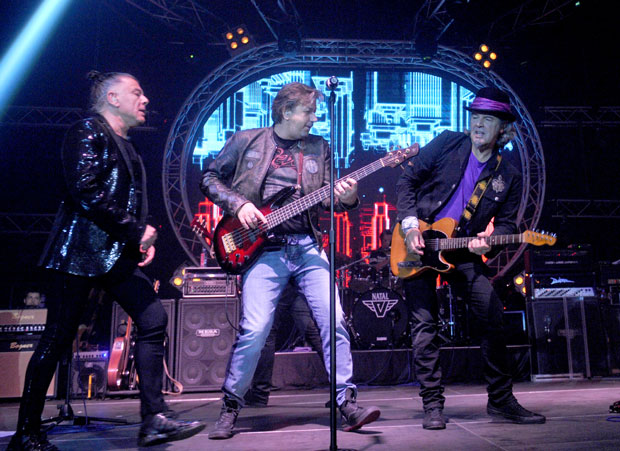 СПЕКТАКЛ НА ТИСИ: Бечеј ноћу пева уз Ваљак и С.А.Р.С.