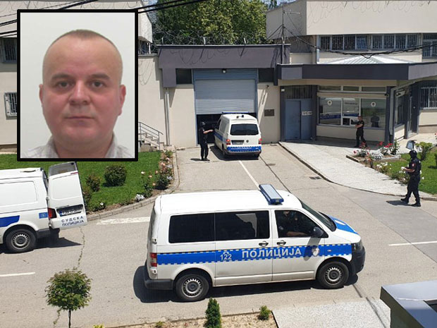 СУД ЗБОГ ЊЕГА ПОД ОПСАДОМ: Осумњичени за убиство Славише Крунића на рочиште стигао у панциру, зграду чували полицајци с дугим цевима