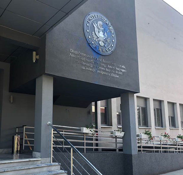 ВАНДАЛИЗАМ У НИШУ: Плавом фарбом на захвалност