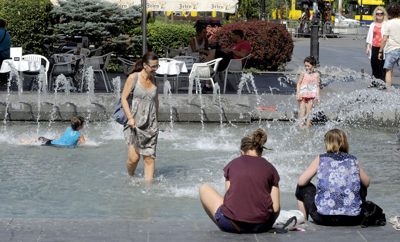 ВРЕМЕ ОПАСНО ПО ЖИВОТ: Људи од врућине падају као кладе, Хитна помоћ не стаје, има и мртвих