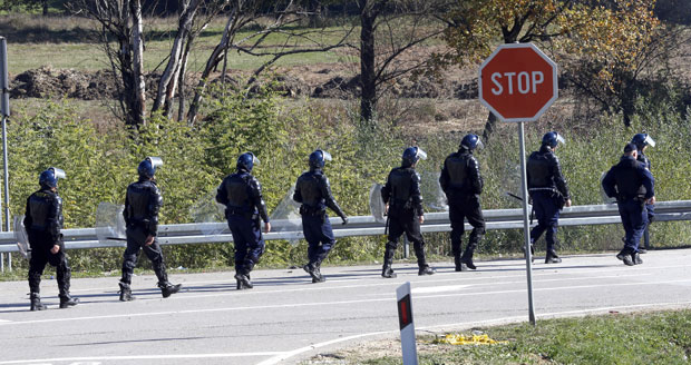 Око 500 миграната на Вучјаку, повређени полицајци