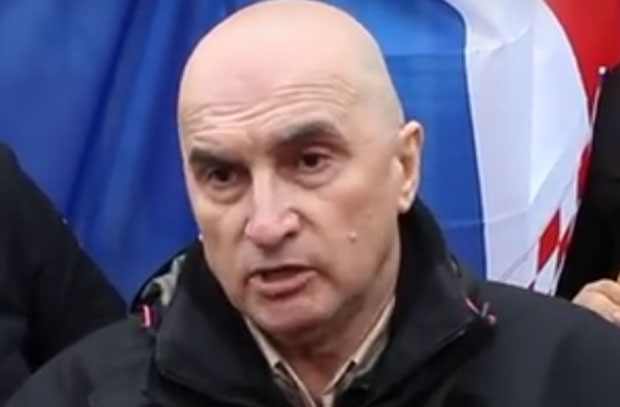 ВЕТЕРАН ИЗ СПЛИТА У МАЈИЦИ ЦРВЕНЕ ЗВЕЗДЕ ПРОШЕТАО ПАРАДОМ ПОНОСА: Ми имамо проблем са собом

