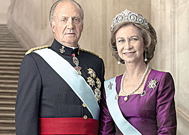 ДОВОЂЕН У ВЕЗУ СА НЕКОЛИКО ДАМА: Краљ срцеломац повлачи се из јавног живота
