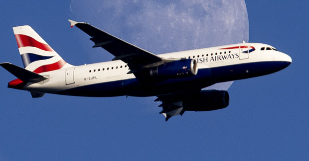 ШТА СЕ ДЕШАВА СА БОИНГОМ? Авион принудно слетео јер је цурело гориво из мотора