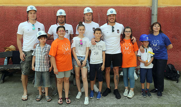 ХУМАНИ ДЕЛФИНИ: Ватерполисти сређивали школско двориште са ђацима