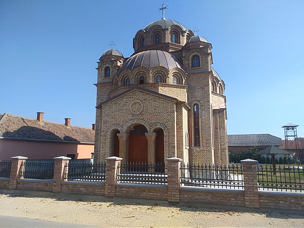 СВЕЧАНОСТ У ЧЕШЉЕВОЈ БАРИ: Гастарбајтери подигли цркву у част Свете тројице