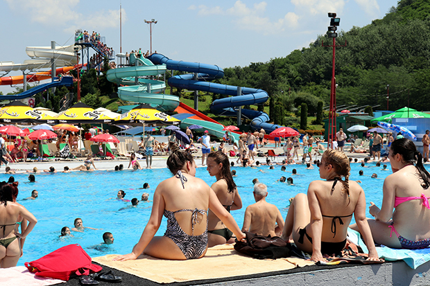 На базенима Аквапарка у Јагодини као у кошници