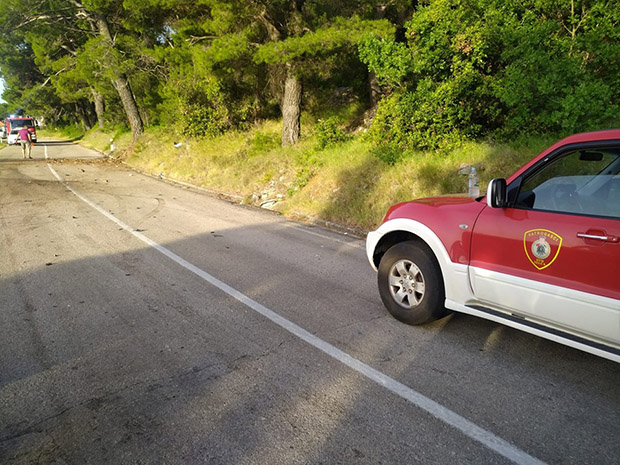 ТРАГЕДИЈА НА БРАЧУ: Троје младих слетело у провалију, једна особа погинула, двоје повређено