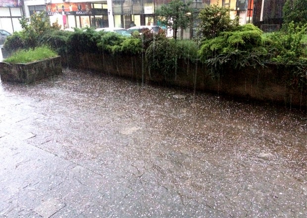 РХМЗ ИЗДАО УПОЗОРЕЊЕ:  Вечерас и током ноћи на северу јаки пљускову,могућ град