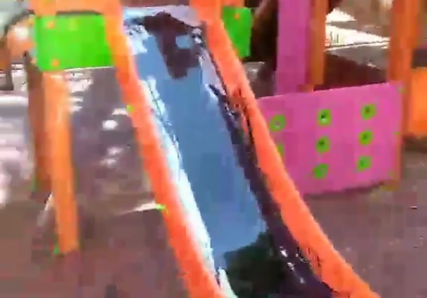 НЕВИЂЕНА ЗЛОБА НА КАРАБУРМИ: Дечји паркић потпуно умазали машинским уљем (ВИДЕО)