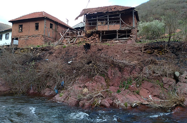 СЕЛА ПРОПАДАЈУ БЕЗ ДРУМА: Пут чекају деценијама