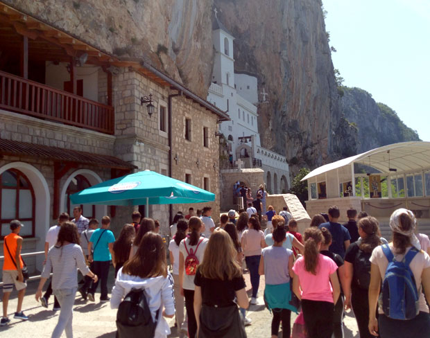 “АРМИЈА” ВЕРНИКА ПОД ОСТРОГОМ: Нема силе која ће нам отети чудотворца!