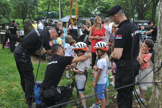 СПЕКТАКЛ ЗА МАЛИШАНЕ: Смотра материјално-техничких средстава припадника МУП-а у Краљеву (ФОТО)