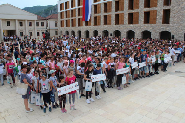 Око 1.300 деце и наставника са КиМ у посети Српској