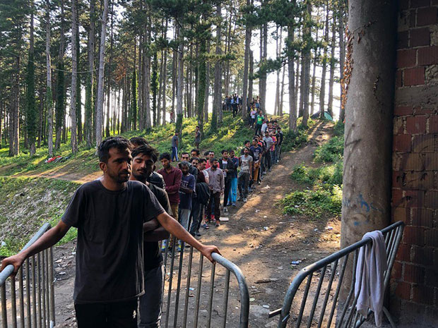 РАЦИЈА У БИХАЋУ: Скоро 600 миграната пребачено на Вучјак