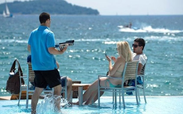 ХРВАТСКОЈ НЕДОСТАЈУ СЕЗОНЦИ: Позовите Србе, нема ко да ради на мору