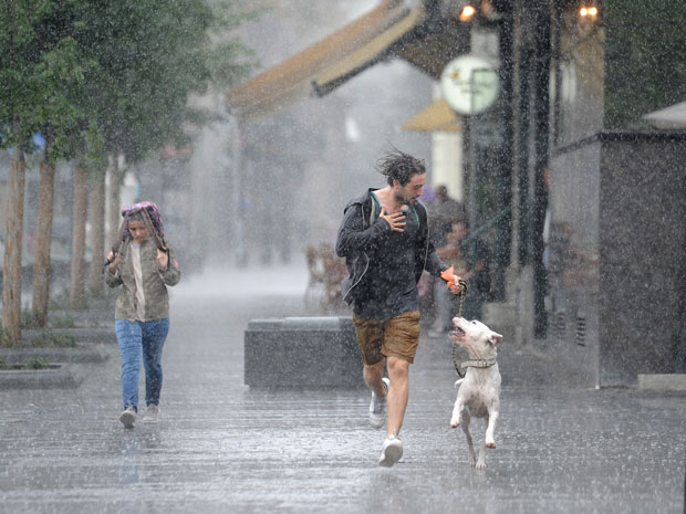 УПОЗОРЕЊЕ РХМЗ: Пљускови, праћени грмљавином и градом