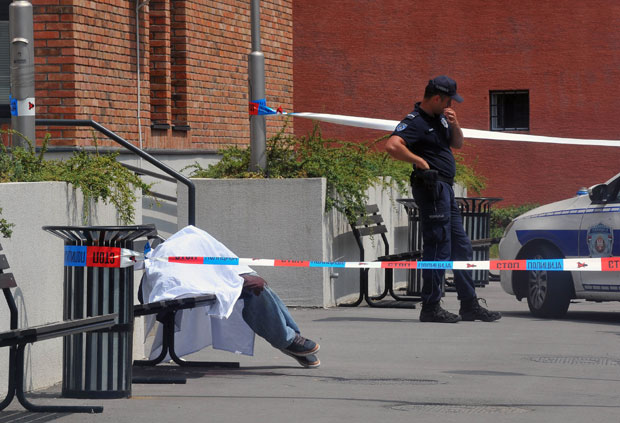 ТРАГЕДИЈА ИСПРЕД ДОМА ЗДРАВЉА: Мушкарац извршио самоубиство на Лабудовом брду 