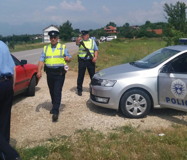 ИЖИВЉАВАЊЕ НА КОСОВУ: Полиција забранила расељеним Србима да уђу у црквено двориште (ФОТО)