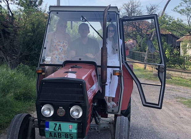 БОБИ ВОЗИ ТРАКТОР: НБА звезда са супругом у селу Мирово (ФОТО)