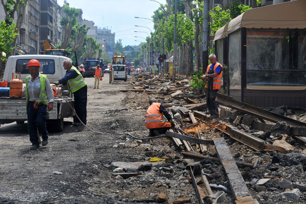 РАДОВИ НАПРАВИЛИ ЗАСТОЈ: Једва кроз Таковску и Булевар (ФОТО)