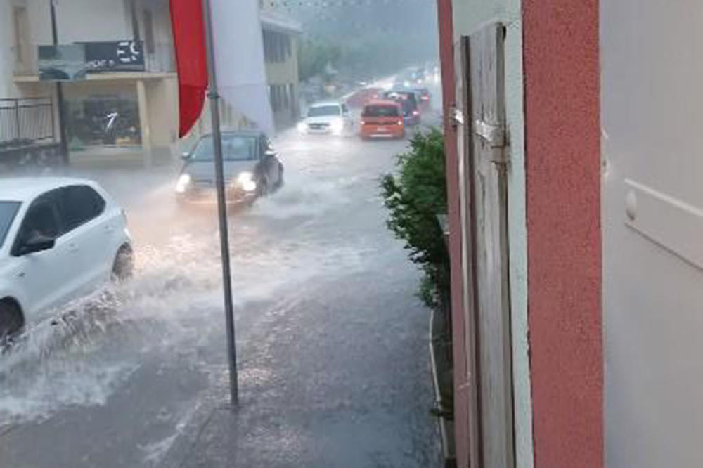 ОЛУЈА ОСТАВИЛА ХАОС НА ЈУГУ ФРАНЦУСКЕ И ШВАЈЦАРСКЕ: Жена се удавила на Женевском језеру, другу у колима усмртило оборено дрво (ВИДЕО)