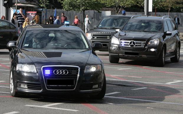 КРЕЋЕ КОНТРОЛА АУТОМОБИЛА ФУНКЦИОНЕРА: Службена возила губе блинкере