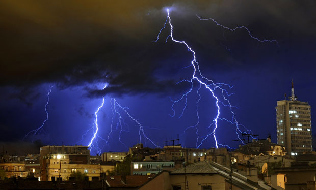 РХМЗ УПОЗОРАВА: Обилне падавине и пљускови са градом; Због кише поплављени Смедерево и Суботица (ФОТО, ВИДЕО)