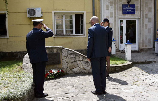 Полицајци у Прокупљу положили венац настрадалим колегама