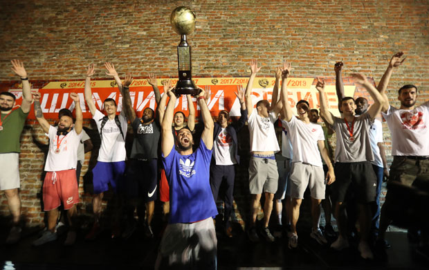 ТРИ ТРОФЕЈА У ТРИ КОРАКА: Звезда заокружила сјајну сезону освајањем 20. титуле националног шампиона