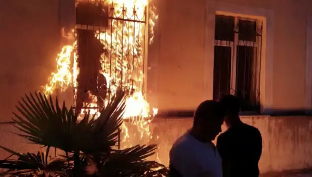 ХАОС У АЛБАНИЈИ: Подметнут пожар у просторијама за изборни материјал(ВИДЕО)