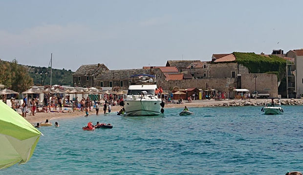 Јахта у Примоштену насукала се на препуној плажи (ВИДЕО)