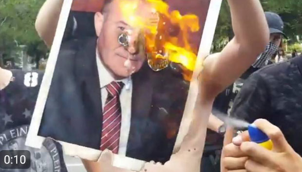 НЕ ИДЕ НАМ ШКОЛА, АЛ‘ БИЋЕМО БОГАТИ“: Група осмака током протеста  спалила слику министра  Шарчевића! (ВИДЕО) 