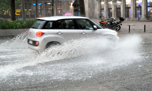 ПОГЛЕДАЈТЕ: У Београду протутњило невреме, јака киша и град величине кликера (ФОТО+ВИДЕО)