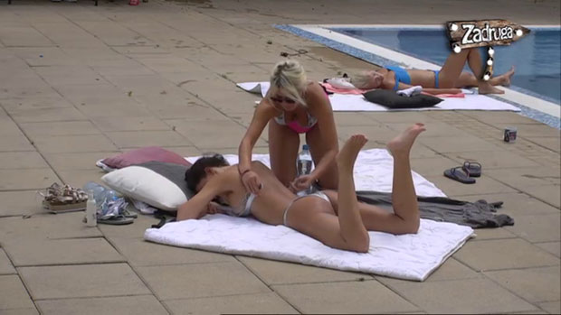 Станија покушала дискретно да обуче купаћи! (ВИДЕО)