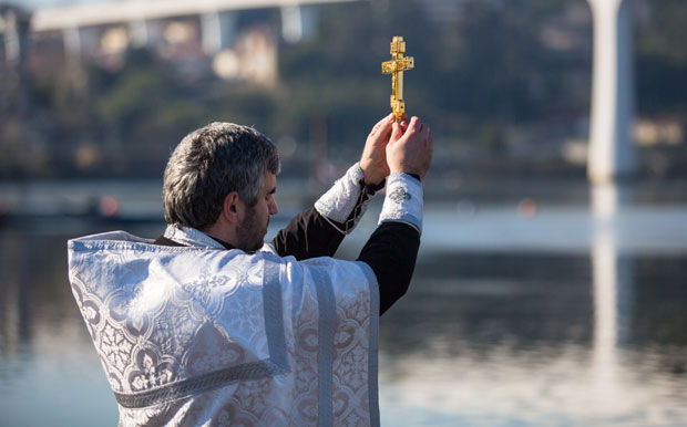 ВАЗДУШНИ НАПАД НА ДЕМОНЕ: Поп би да поспе цео град светом водицом, тражи помоћ војске