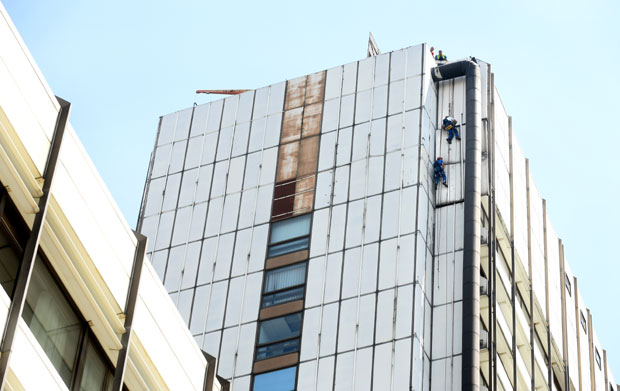 БЕТОНСКЕ ПЛОЧЕ ВИСЕ СА 20. СПРАТА: Полиција затворила улицу испред зграде Градске управе (ФОТО)