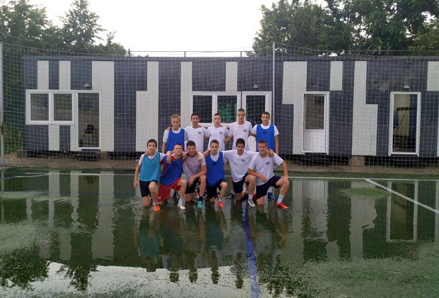 Невреме им ништа не може: Дечаци играли фудбал на “воденом терену” (ФОТО, ВИДЕО)