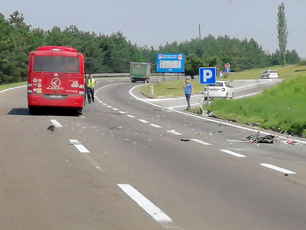 УДЕС НА АУТО-ПУТУ: Бежао од полиције и ударио у аутобус (ФОТО)