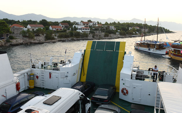 ТРАЈЕКТ УДАРИО У ЛУКУ НА ХВАРУ: Две особе повређене