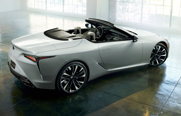 КАБРИОЛЕТ ШЛАГ НА ТОРТИ: Луксузни „лексус“ обележава 30. рођендан