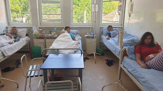 ТРОВАЊЕ ХРАНОМ У НОВОЈ ВАРОШИ: Ученици се отровали ужином, 19 ђака задржано на болничком лечењу