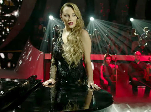 БОГАТА СИРОТИЊА ОСВАЈА: Александра Пријовић представила нову баладу (ВИДЕО)